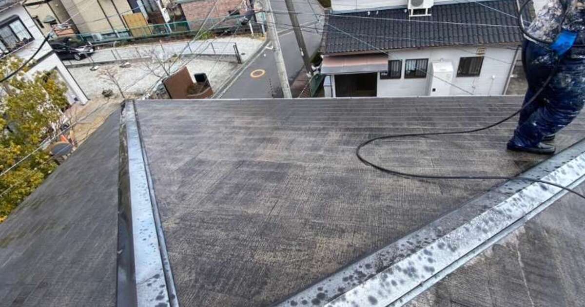奈良県御所市 施工前の屋根（色あせと板金部分のサビ）
