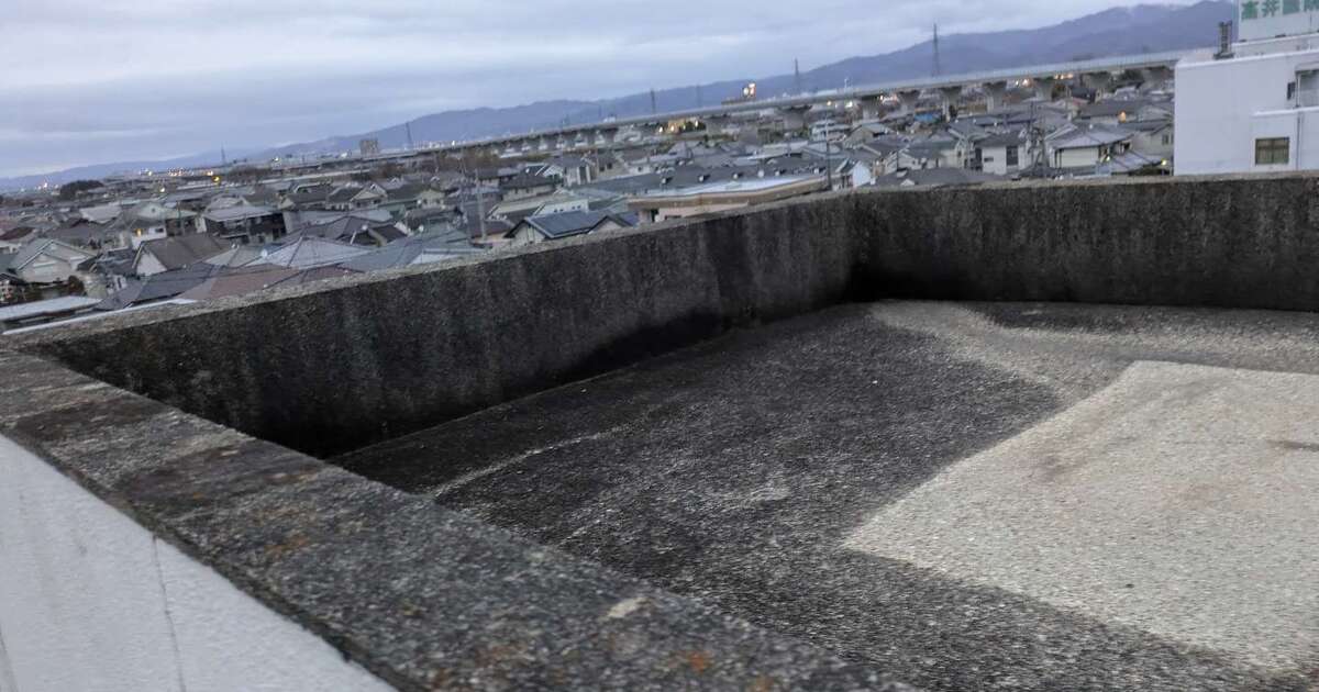 奈良県磯城郡川西町 施工前の防水層が切れた屋上（塔屋）